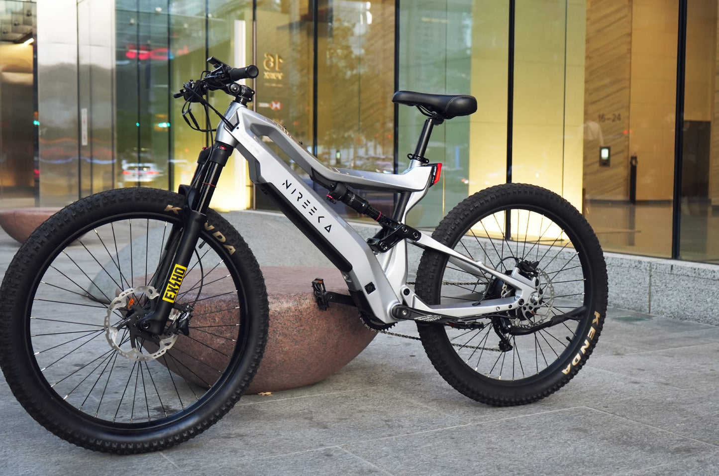Nireeka Revenant 1000 | Basic +Remote Air Fork Package | Pearlized Silver 17" | In Stock | #618F251